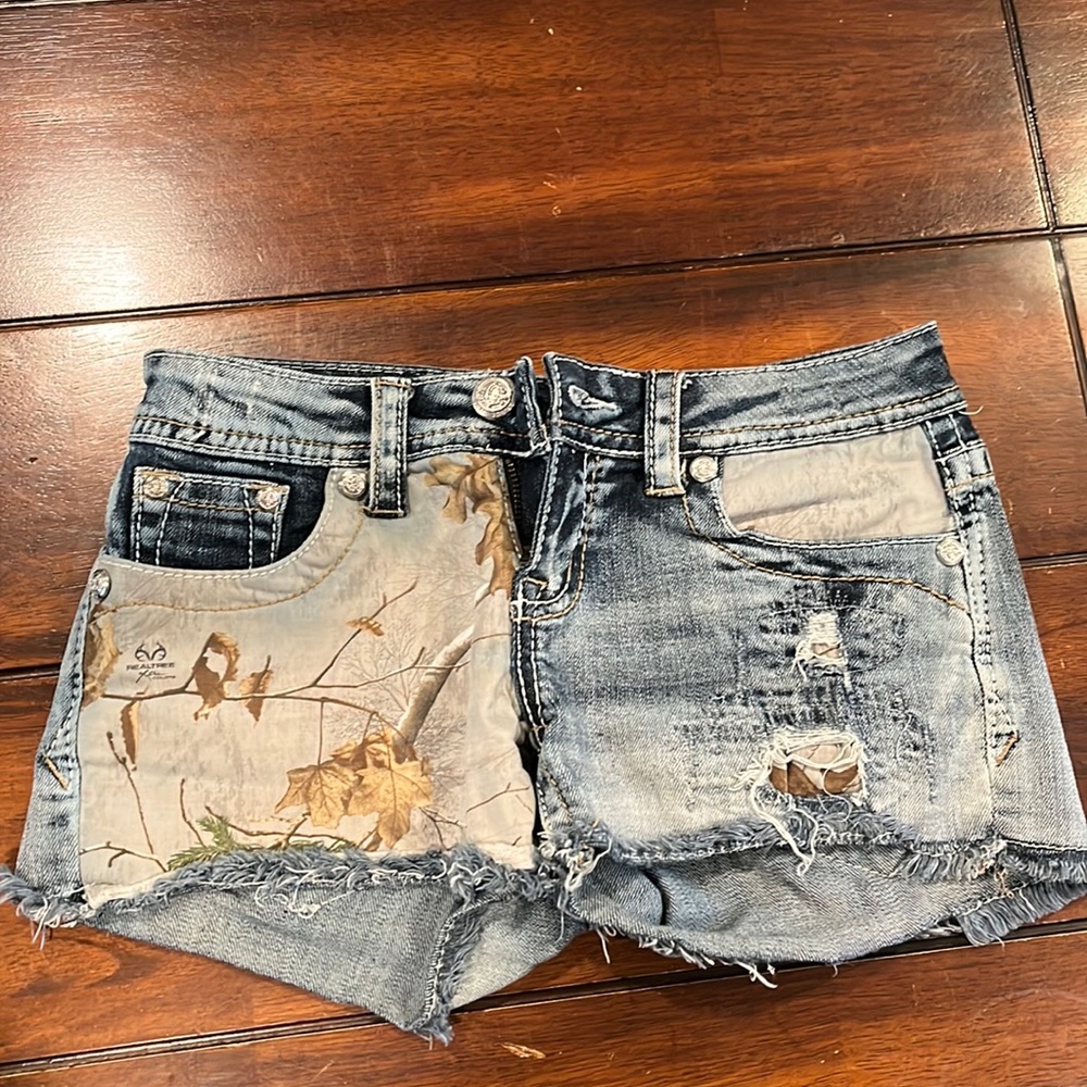 Grace in LA real tree camo short size 25